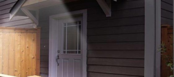 אנו מקבעים את חיישן התנועה על הקיר