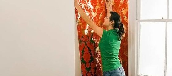 הדבקת טפט על הקיר