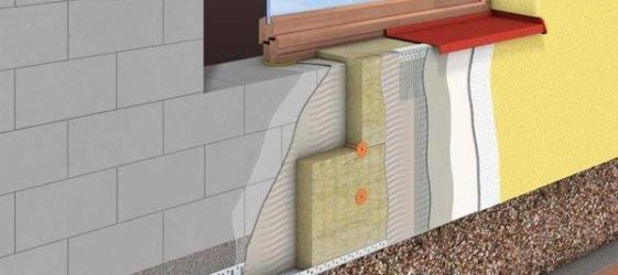 אנו מצמידים את השכבה באמצעות סיכות לקישוטים