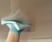 איך מנקים תקרות מתיחה בבית