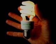 מדוע נורית החיסכון באנרגיה מהבהבת כשהמתג כבוי