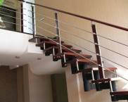 מדרגות לקומה השנייה על מסגרת מתכת