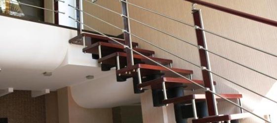 מדרגות לקומה השנייה על מסגרת מתכת