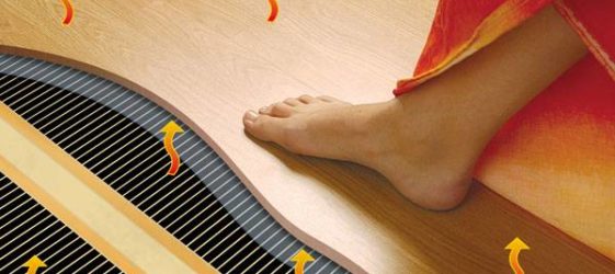 רצפה חמה מתחת לרבד על רצפת הבטון