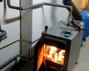 חדר דוודים עם ציוד דלק מוצק מותקן