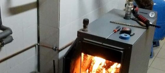 חדר דוודים עם ציוד דלק מוצק מותקן