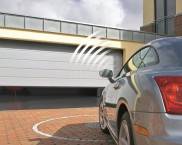 דלת מוסך אוטומטית עם פתיחה מרחוק