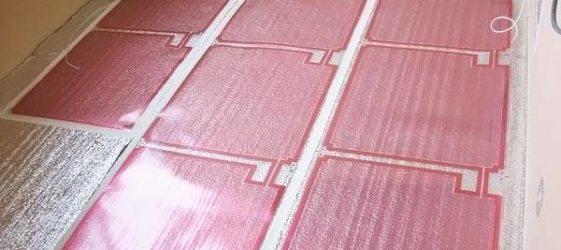 רצפה חמה מתחת לינוליאום על רצפת עץ