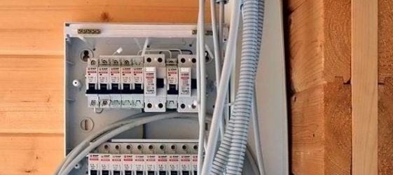 חיווט חשמלי עשה זאת בעצמך בבית עץ: הוראות שלב אחר שלב