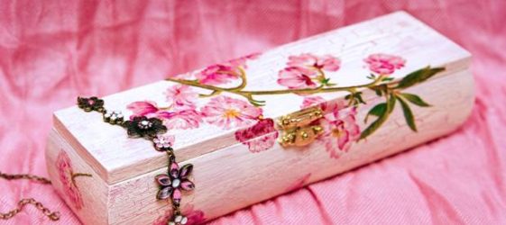 Decoupage למתחילים: צעד אחר צעד עם צילום של בקבוק