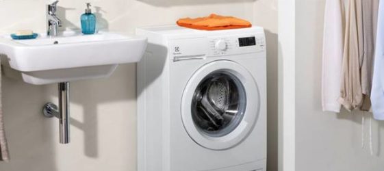 חיבור מכונת הכביסה לאספקת מים וביוב