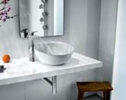 משטח אמבטיה מתחת לכיור