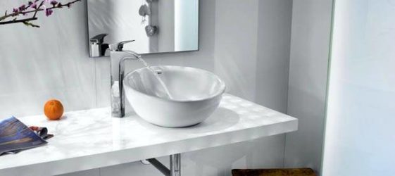 משטח אמבטיה מתחת לכיור