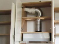 צינור האוויר נסגר על ידי דלתות ארונות הקיר