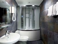 לינה בחדר אמבטיה קטן