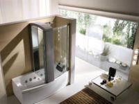 באזור הבילוי שמאחורי מחיצה שהותקנה במיוחד