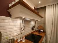 צינור האוויר נסגר עם קופסה דקורטיבית בסגנון קישוט המטבח