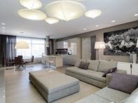 בחדרים גדולים מותקנים חפצים גדולים: רהיטים, מנורות, פוסטרים