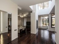 אור טבעי תקורה בלובי נראה מרהיב. בשורה זו מותקנים חלונות עיוורים