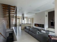 גרם המדרגות לקומה השנייה מותקן על תומך אחד כדי להקל על המבנה באופן חזותי. מחיצת זכוכית מספקת נראות ובטיחות טובה