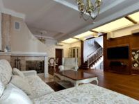 בבית עירוני גדול מוציאה גרם מדרגות מחלל המגורים