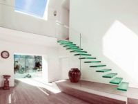 עיצוב מקורי עם מדרגות זכוכית מעופפות