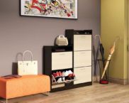 מתלה נעליים במסדרון