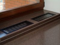 דגמי מתכת נראים מסוגננים על משטח אבן