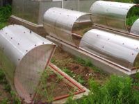 כיסויים מקושתים עולה מתאימים למבנים קומפקטיים. חממות דומות קליפות פוליקרבונט משמשות לגידול שתילים