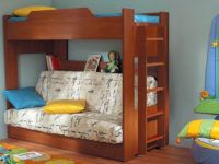 המדף הפתוח מעל הגב מושלם לדברים שמשמשים לעתים קרובות