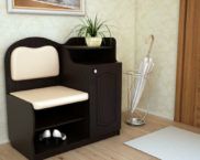 ספסל במסדרון עם מושב וגב