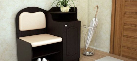 ספסל במסדרון עם מושב וגב