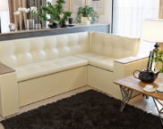 ספה עם ישן במטבח