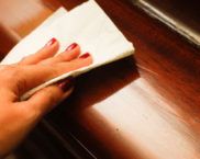 כיצד להסיר שריטות מרהיטים