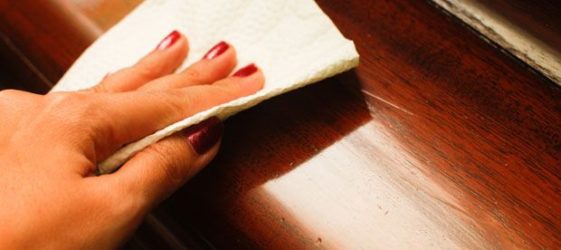 כיצד להסיר שריטות מרהיטים