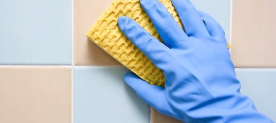 כיצד לנקות את התפרים בין אריחי האמבטיה