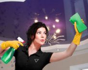 כיצד לשטוף תקרות מתיחות מבריקות ללא פסים