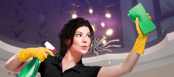 כיצד לשטוף תקרות מתיחות מבריקות ללא פסים