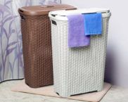 סל כביסה בחדר האמבטיה