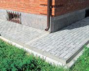 למה אתה צריך אזור עיוור סביב הבית