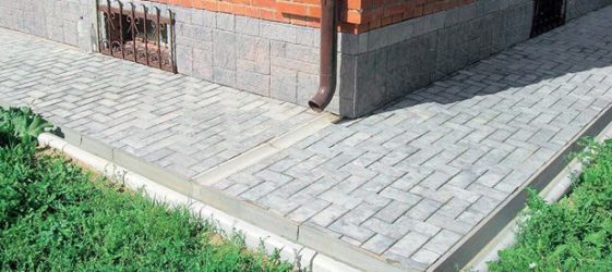 למה אתה צריך אזור עיוור סביב הבית