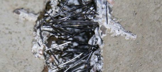 נוכחותם של סיבים בהרכב תערובת הבטון מגדילה את מאפייני החוזק של הבטון