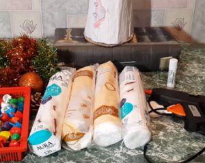 אין צורך לכסות את כל הזר באלמנטים של צמר גפן - כיסוי חלקי עם תפאורה כה לבנה כשלג נראה מעניין. בסיס הזר, מכוסה בחוטי צמר, נראה טוב