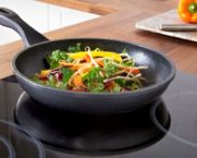 מחבת מצופה אבן