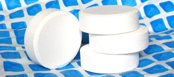 טבליות בבריכה לחיטוי מים