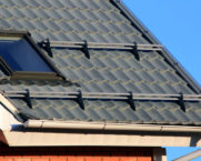 מחזיקי שלג על הגג